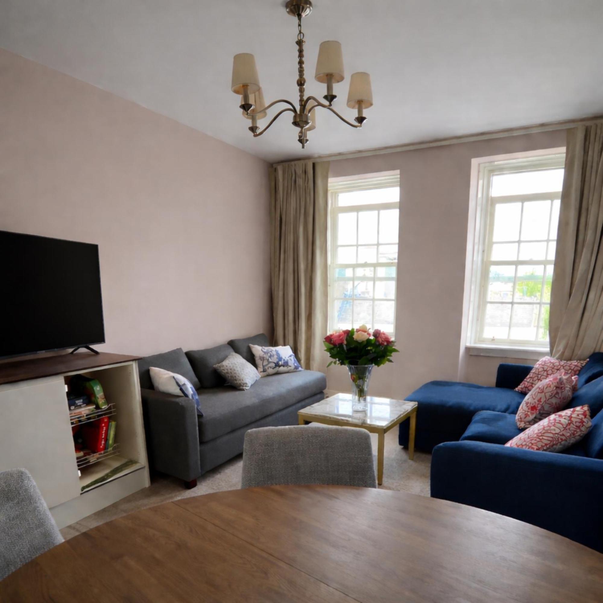 New Royal Mile Apartment With Balcony And Stunning Views Top Floor No Lift, Edinburgh